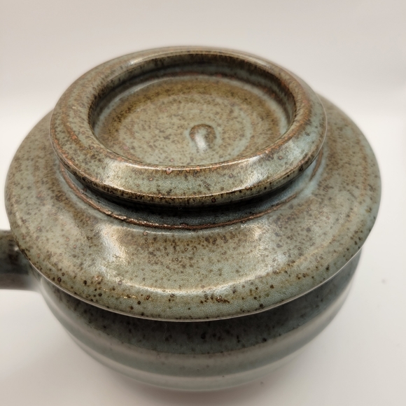Rustic Handtrown Stoneware Lidded Handle Pot. - Picture 9 of 11